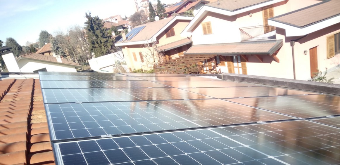 Impianto fotovoltaico realizzato su tetto a coppi