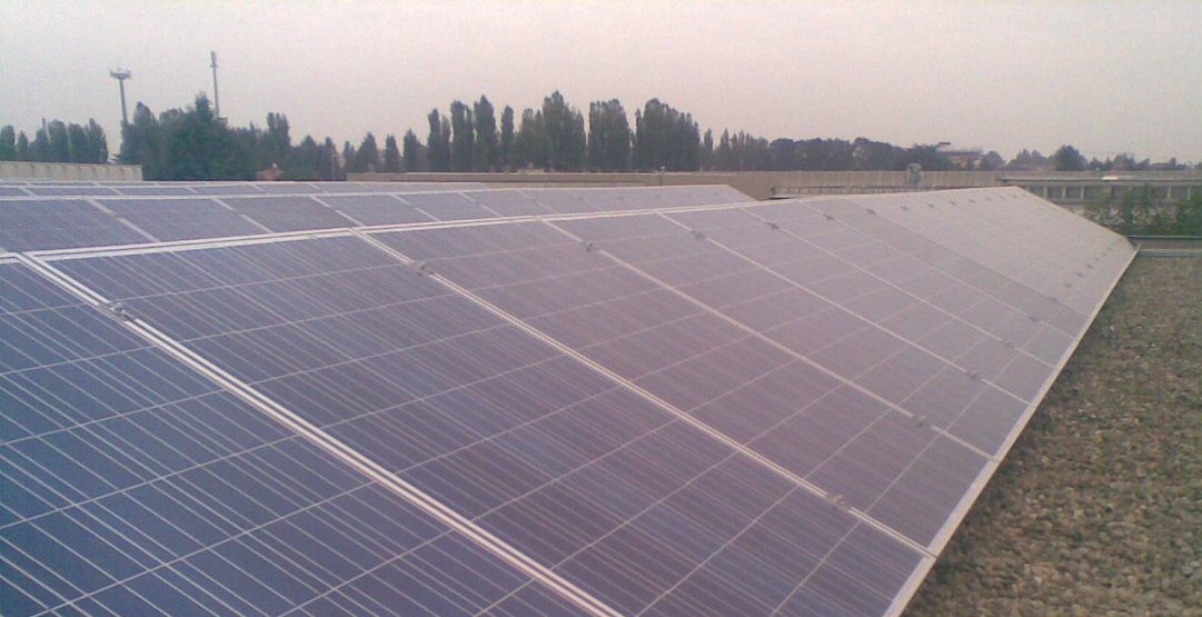 Impianto fotovoltaico su tetto con struttura zavorrata